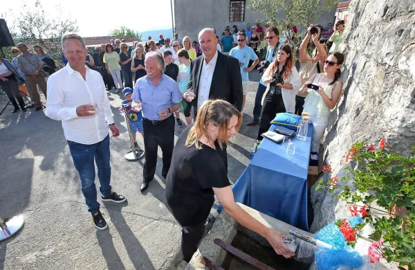 Koprski župan Boris Popovič (levo), direktor Rižanskega vodovoda 
Koper Zdravko Hočevar in predsednik KS Črni Kal Janko Sever so  
s predsednico vaške skupnosti Andrejo Odar nazdravili s kozarcem 
vode  iz javne izlivke na  vaškem trgu v Loki.