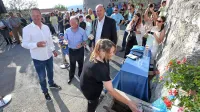 Koprski župan Boris Popovič (levo), direktor Rižanskega vodovoda 
Koper Zdravko Hočevar in predsednik KS Črni Kal Janko Sever so  
s predsednico vaške skupnosti Andrejo Odar nazdravili s kozarcem 
vode  iz javne izlivke na  vaškem trgu v Loki.