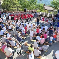 Vaški trg v Loki je v soboto gostil prireditev ob predaji novozgrajenega javnega vodovoda. 
