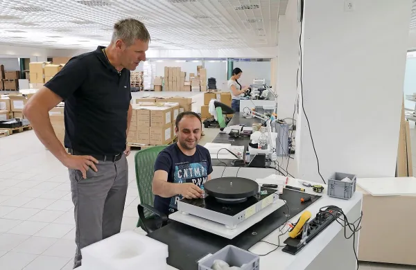 Do konca meseca načrtujejo v podjetju MAG-LEV Audio izdelati 
stoti lebdeči gramofon.