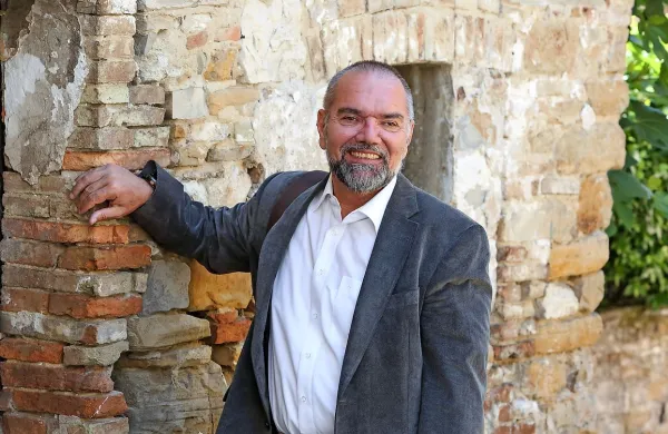 Upokojeni menedžer gre v politiko