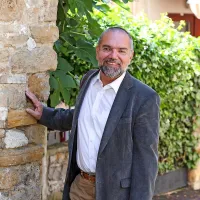 Upokojeni menedžer gre v politiko