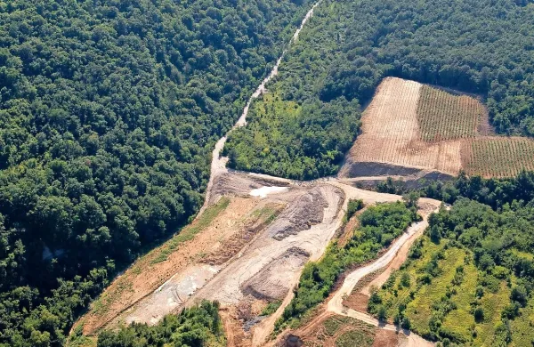 Deponiji materiala v dolini potoka Piševec in reke Drnice med Padno in Grintovcem sta skupaj z 
obtoženima pristali na sodišču. 