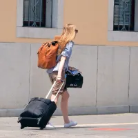 Vedno ločite prtljago na tisto, ki jo boste oddali posebej in na 
priročno, vključno z zdravili.  
