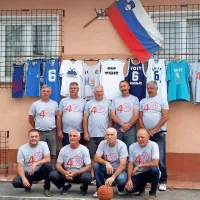 Košarko igrajo že 40 let: skupina Voit je nastala, ko so bili današnji 
možje stari 15 let. Ob jubileju se jih je zbralo kar devet od enajstih. 

