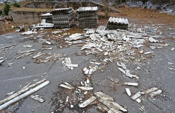 Eternitne plošče ob nekdanji hrpeljski vojašnici razbite in scefrane 
čakajo, da jih bo občina odstranila sočasno z rušenjem stavbe. 