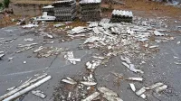 Eternitne plošče ob nekdanji hrpeljski vojašnici razbite in scefrane 
čakajo, da jih bo občina odstranila sočasno z rušenjem stavbe. 
