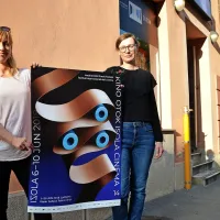 Selektorica programa Varja Močnik (levo) in direktorica festivala 
Kino Otok Tanja Hladnik