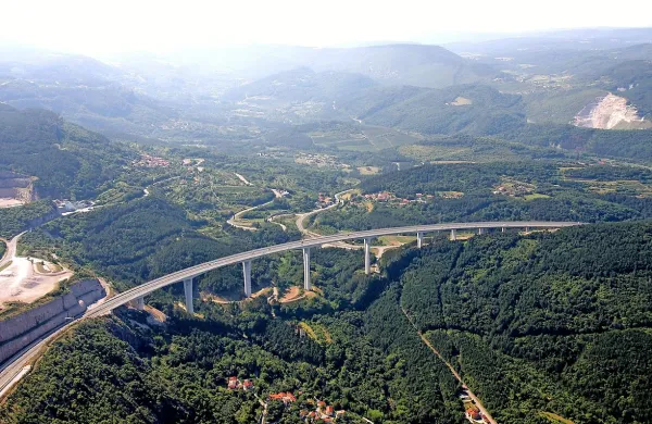 V vasi Gabrovica pod črnokalskim viaduktom vre: skupaj še z 
nekaterimi drugimi vasmi se želijo odcepiti od KS Črni Kal.