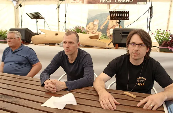    Župan Jurij Kavčič, vodja LTO Laufar Goran Novakovič in predsednik TD Reka Jože Podobnik (z leve) na okrogli mizi o prihodnosti 
najdišča Divje babe.