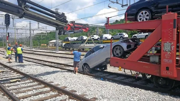 So hoteli mercedes odpeljati kar po tirih?