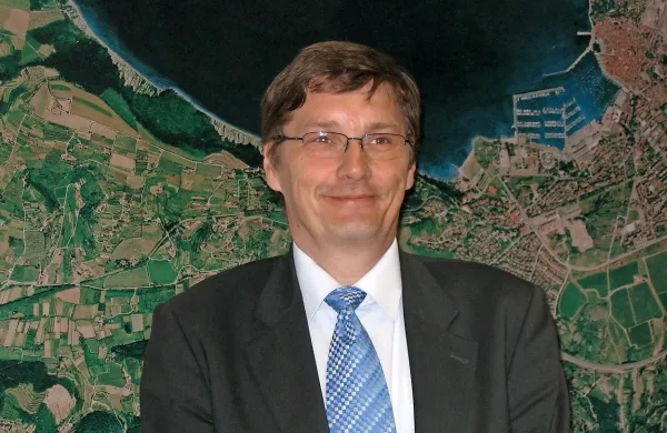 Jadran Bajec je bil v času vlade Boruta Pahorja vodja delovne 
skupine za spremljanje postopkov pri pridobivanju gradbenega 
dovoljenja za drugi tir.