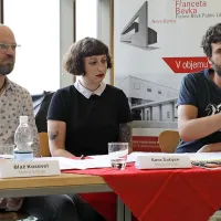 Nosilni stebri festivala so (z leve) urednik revije Razpotja Blaž Kosovel, kuratorka programa
 Sara Šabjan in predsednik KUD Morgan Tadej Stolič.  