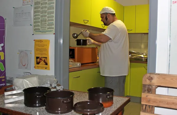 Renato Brajković, ki v Zeleni dvorani deli tople obroke, meni, da bi 
ponje prišlo še več ljudi, če se ne bi počutili preveč na očeh.