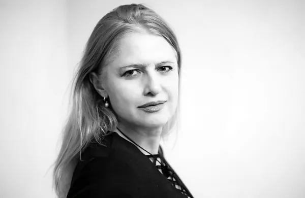 Pisateljica Mojca Kumerdej je slovenska avtorica v središču 
letošnje Vilenice.