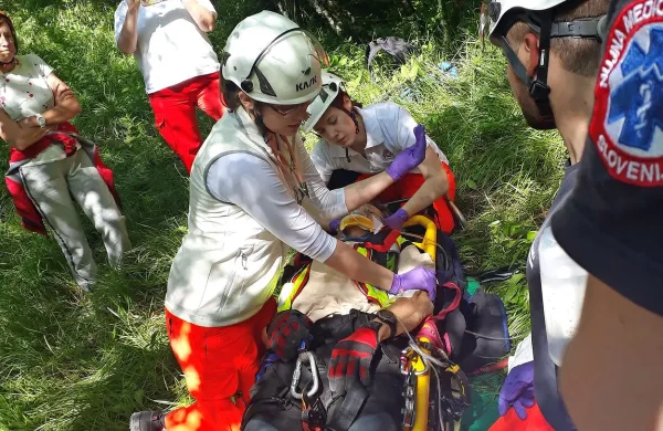 Na dostopnejšem delu udorne jame so zdravstveni reševalci 
ponesrečenca oskrbeli in ga pripravili za prenos ...