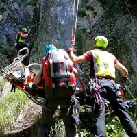 ...  nato pa so ga gorski reševalci s pomočjo vrvi in vitla dvignili do 
reševalnega vozila. 