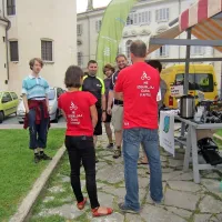 Promocijske majice, ki so jih nosili organizatorji kolesarskega 
zajtrka, so nagovarjale mimoidoče, naj ne izgubljajo dragocenega 
časa v avtomobilu.