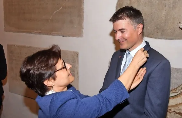 Binetu Štancarju je sinoči francosko odlikovanje izročila francoska 
veleposlanica Marion Paradas. 