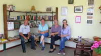 Opuščeno avtobusno čakalnico je obnovila ekipa vaščanov (z leve): Goran Ščuka, Zdenka Ščuka, Adrijana Konjedič in Elizabeta 
Tenze.