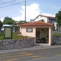 Medtem ko so marsikje čakalnice polne nesnage in  neurejene, je 
v Tomačevici urejena in polna knjig za branje.