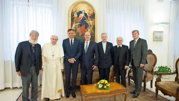Papež Frančišek je včeraj poleg Boruta Pahorja sprejel tudi Pedra Opeko (prvi  levo) in monaškega kneza Alberta II. (četrti z leve).
