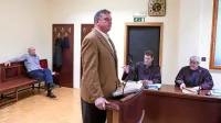 Novi izvedenec bo skušal ugotoviti, ali se je Anton Može (stoji) 
poškodoval ob padcu ali pa ga je Milan Martinčič (levo) trikrat 
udaril z letvijo.