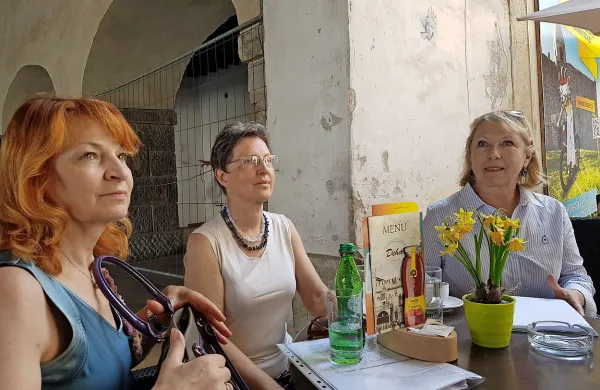 Članice gibanja Skupaj (z leve) Olga Franca, Božena Ambrozius in 
Barbara Verdnik opozarjajo, da ob vsaki spremembi načrtov 
glede usode  OŠ Škofije nastajajo novi stroški.