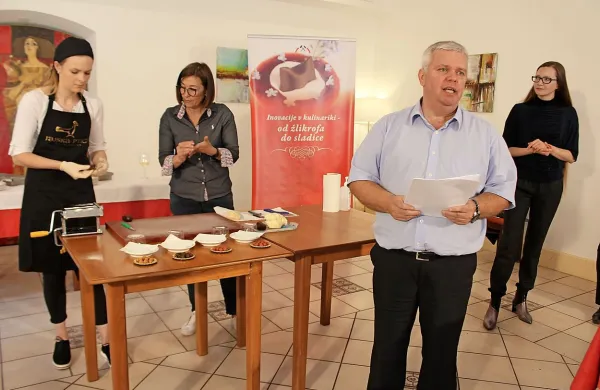  Pobudnik sodelovanja Andrej Jelovčan in izdelovanje čokoladnih 
žlikrofov. 

