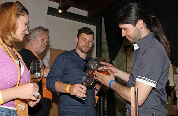 Rok Ražman (desno) najpogosteje predstavlja vina iz domače kleti, za katerimi pa trdno stoji vsa 
družina iz Gračišča v notranjosti Istre. 