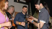 Rok Ražman (desno) najpogosteje predstavlja vina iz domače kleti, za katerimi pa trdno stoji vsa 
družina iz Gračišča v notranjosti Istre. 