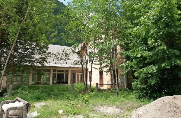 Drevesa so že povsem obdala nekdanji hotel Orel s prizidkom. 