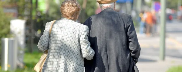 Umivajoča mama umiva otroka, umivajoča se mama pa umiva 
samo sebe. Prav je potemtakem le: Slovenci smo starajoč se 
narod, ne: Slovenci smo starajoč narod. Tako ukazuje slovnično 
pravilo.
