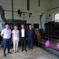 Zadovoljni, da ohranjajo tehniško dediščino Vodarne Draga so (z 
desne) Anton Zvone Ribič, Dobrivoj Subić, Mirjam Frankovič 
Franetič in Drago Seizovič s SŽ-vleka in tehnika.  