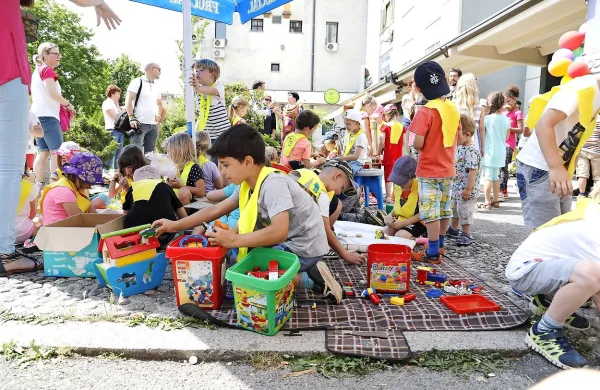 Sproščenega druženja pred prostori društva Kid se je ob  obletnici 
udeležilo okrog sto otrok iz različnih vrtcev in šol.