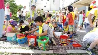Sproščenega druženja pred prostori društva Kid se je ob  obletnici 
udeležilo okrog sto otrok iz različnih vrtcev in šol.