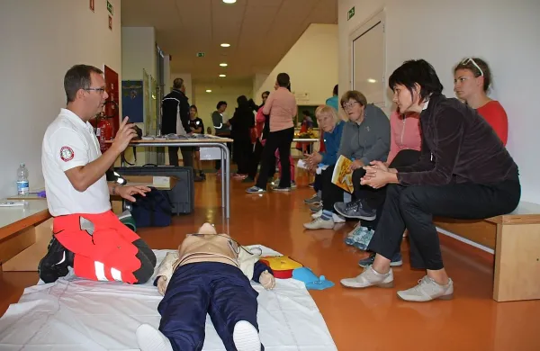 Zdravstveni delavci občane usposabljajo v temeljnih postopkih 
oživljanja z uporabo AED. 