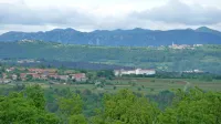 Čeprav je bil zakon o denacionalizaciji sprejet že leta 1991, 
Agrarna skupnost Križ-Filičje Brdo zemljišč ni mogla  upravljati do 
leta 2010, z nekaterimi pa še dlje. 