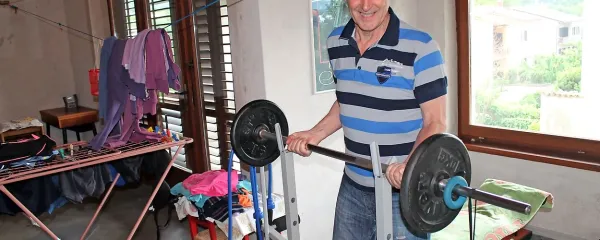 Anton Vidmar je še pripravljen na športne izzive. Formo ohranja 
tudi z utežmi.