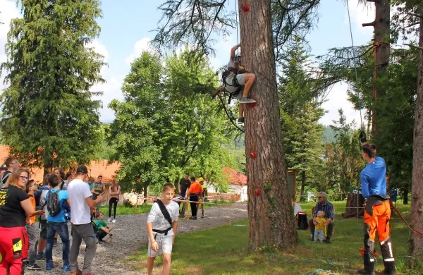 Dogodek je pritegnil tudi šolarje, ki so se lahko  preizkusili v 
plezanju na visoka drevesa.