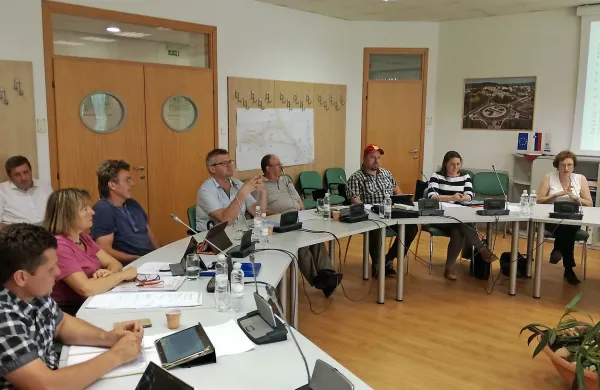 Na sredini seji divaške občinskega sveta so svetniki prek predstavnice direkcije za ceste Dušice Gregelj (prva z desne) direkciji postavili 
ultimat za preplastitev ceste med Divačo in Famljami.