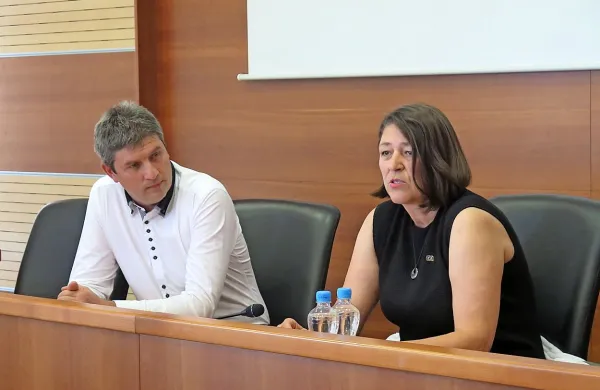 Violeta Bulc je predstavila novosti pri financiranju v prihajajoči 
evropski perspektivi. Ob njej je predsednik OOZ Sežana Jernej 
Bortolato.