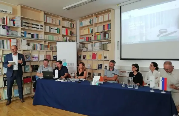 Uspehe ZRS so predstavili direktor Rado Pišot (stoji levo) in 
predstojniki inštitutov. 