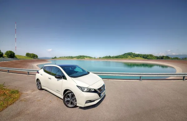 Akumulacijsko jezero za ČHE Avče na Kanalskem vrhu je svojevrstna velika “baterija” za električno mobilnost.