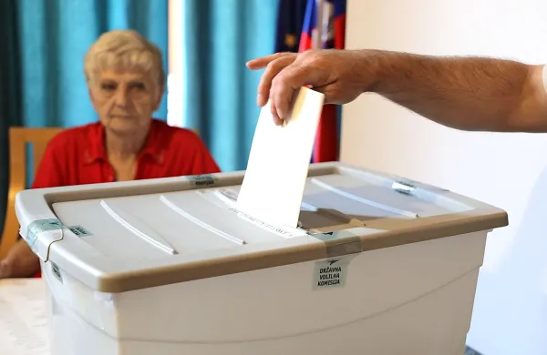 Do 19. ure 65 obvestil o domnevnih kršitvah volilnega molka