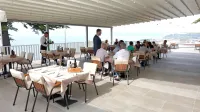 Terasa restavracije Kamin ima nov tlak in  nadstrešek. Pri preurejanju  so sledili  zunanji podobi novega 
hotela, držati so se morali tudi  smernic zavoda za varstvo kulturne dediščine.