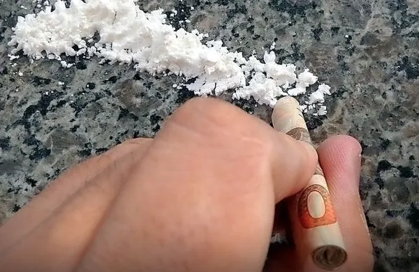 Tako 20-letniku kot 37-letnici je test za droge pokazal, da sta bila 
pod vplivom kokaina.