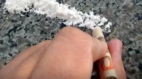 Tako 20-letniku kot 37-letnici je test za droge pokazal, da sta bila 
pod vplivom kokaina.