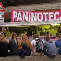 Multipla skleroza napada mlade, lahko že v najstniških ali zgodnjih 
dvajsetih letih. 