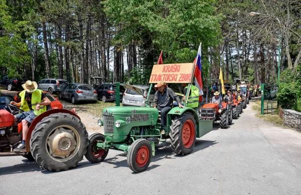 Tako se je 133 traktorjev v lepem vremenu odpravilo na panoramsko vožnjo po Krasu.